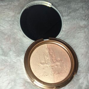 NOT NEWToo Faced Candlelight Glow